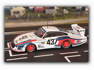 Carrera_Evolution_27152_Porsche_935-78_Moby_Dick_Martini_Racin_Le_Mans_1978.jpg